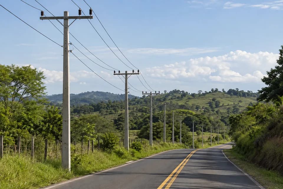 Postes e cabos de uma rede de distribui??o el?trica